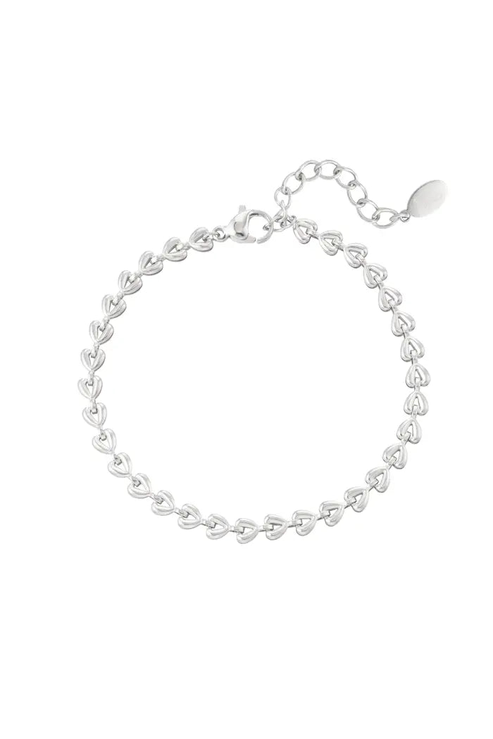 Armband aaneengesloten hartjes