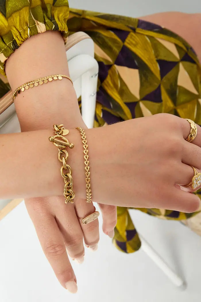 Armband aaneengesloten hartjes